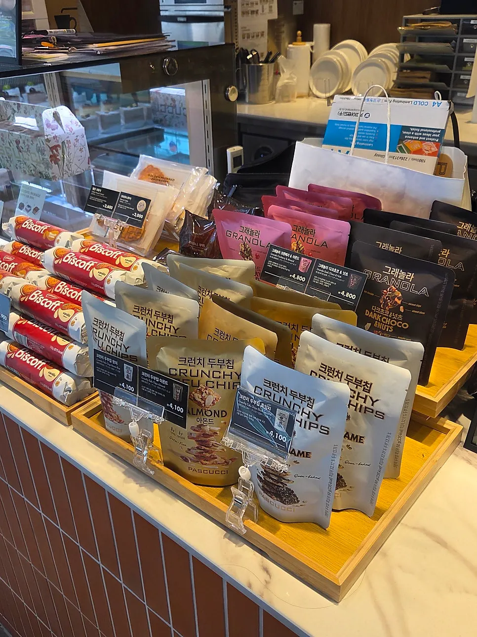 Desserts and interior at Pascucci Daegu Chilgok3jigu-jeom, photo 2