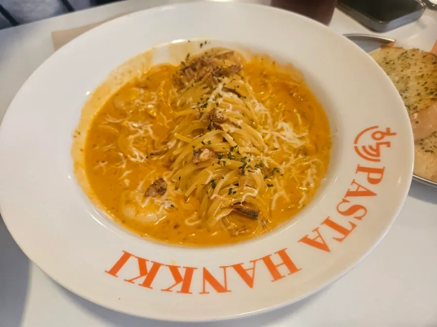 통통새우로제파스타 한 접시