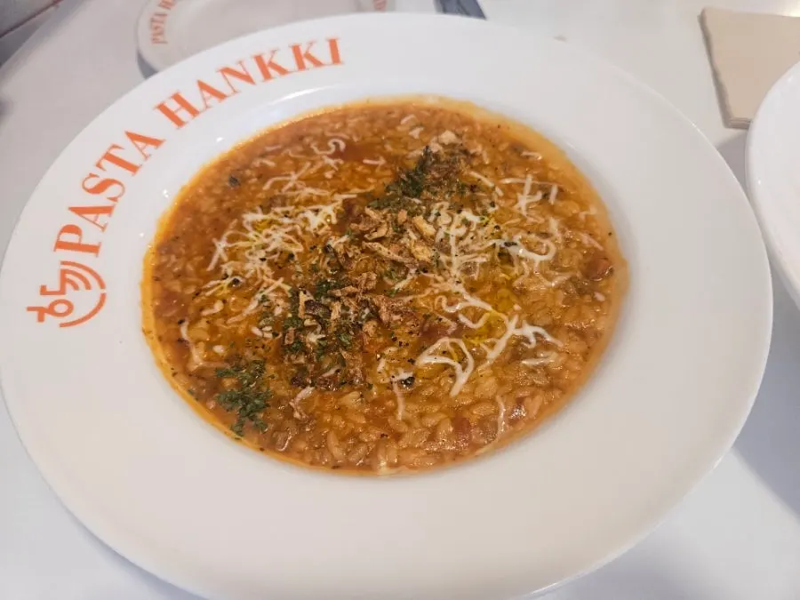 파스타와 리조또를 함께 놓은 테이블