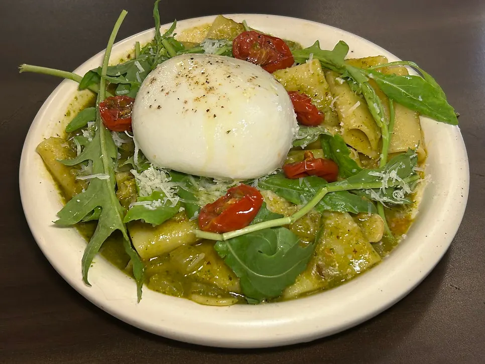 부라타치즈 바질페스토 파케리 한 접시