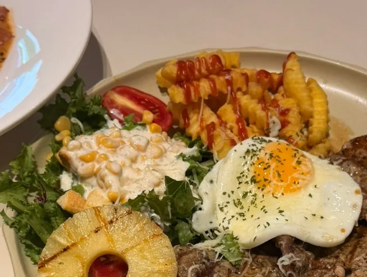Grilled pineapple with pork collar steak