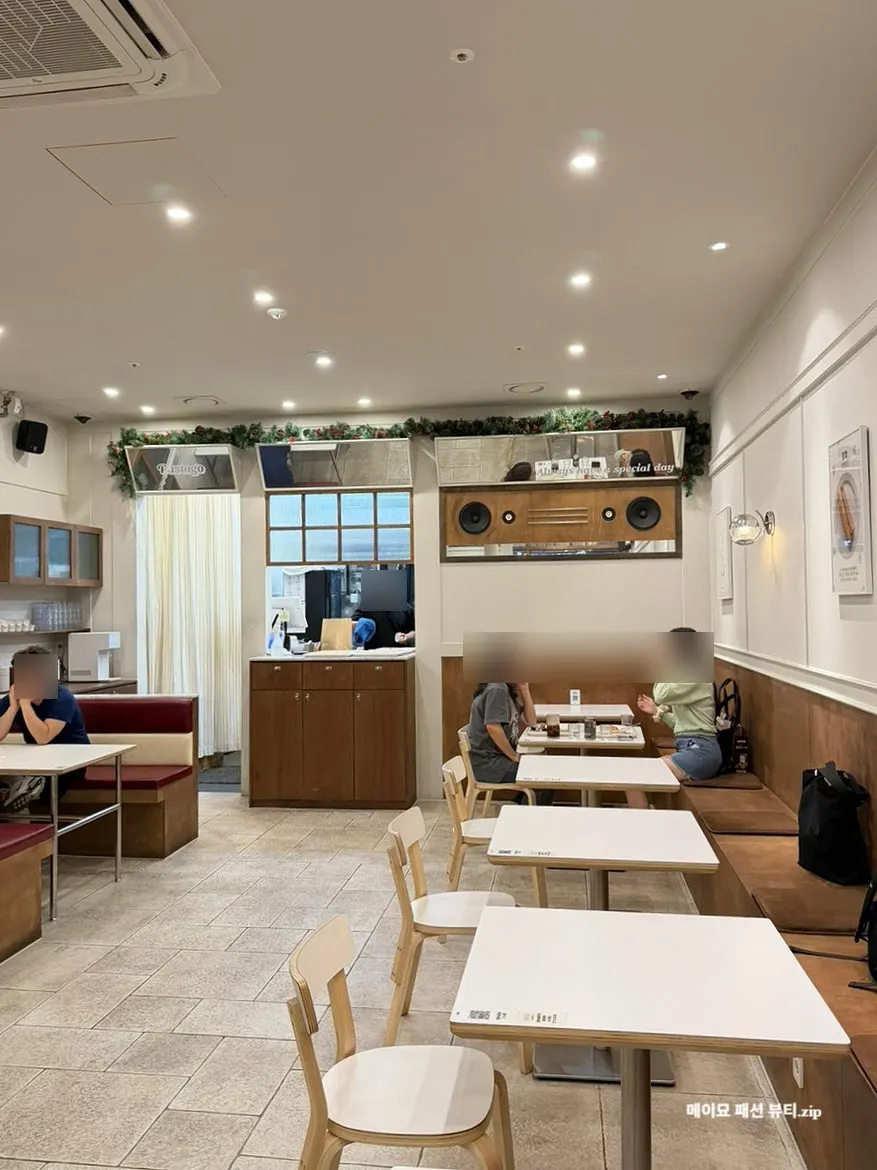 Café-like table seating area