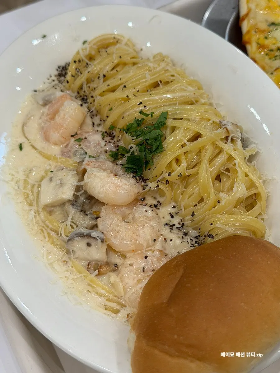 A plate of garlic butter shrimp pasta