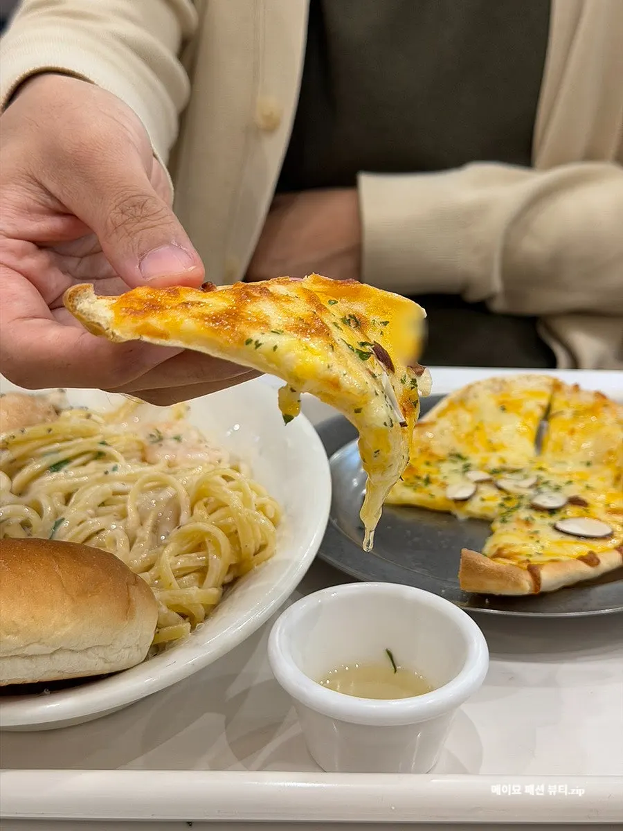 Gorgonzola mini pizza served with honey