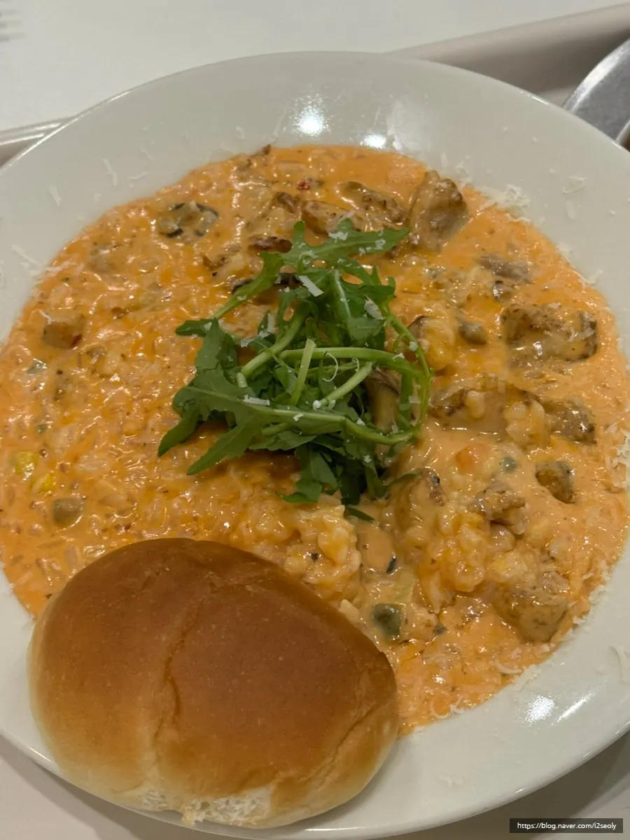 로제 핫 치킨 리조또 한 접시