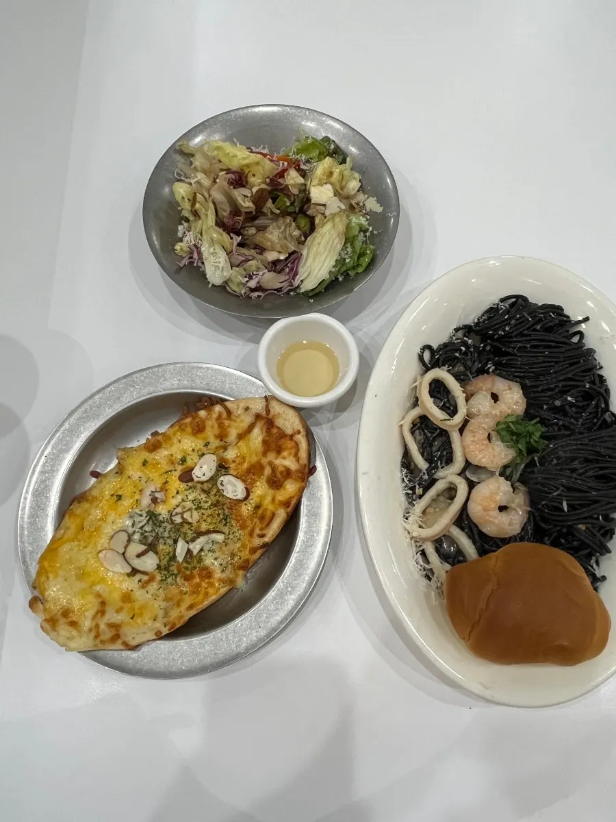 Full solo set spread with pasta, mini pizza, drink, and salad
