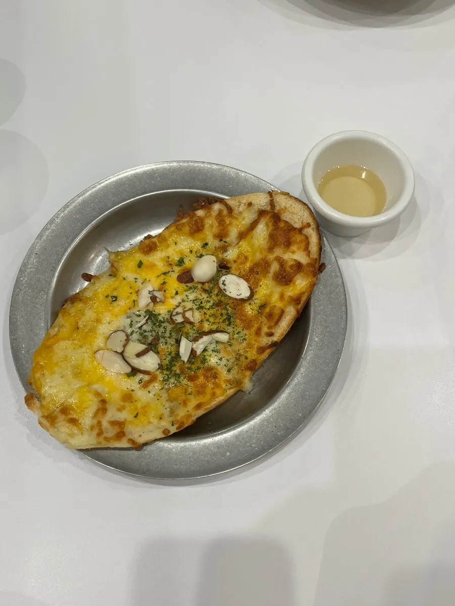Palm-sized gorgonzola mini pizza