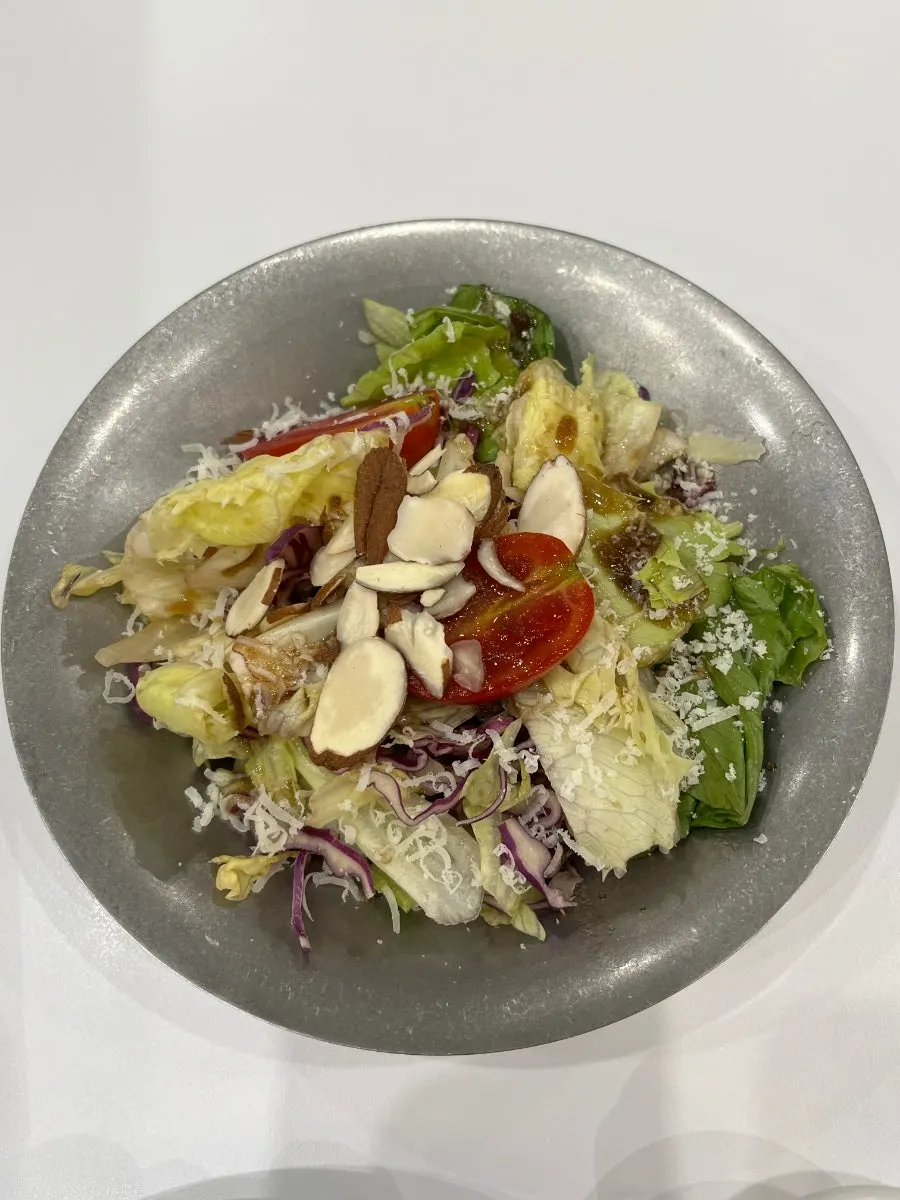 Green salad with lettuce, red cabbage, and tomato