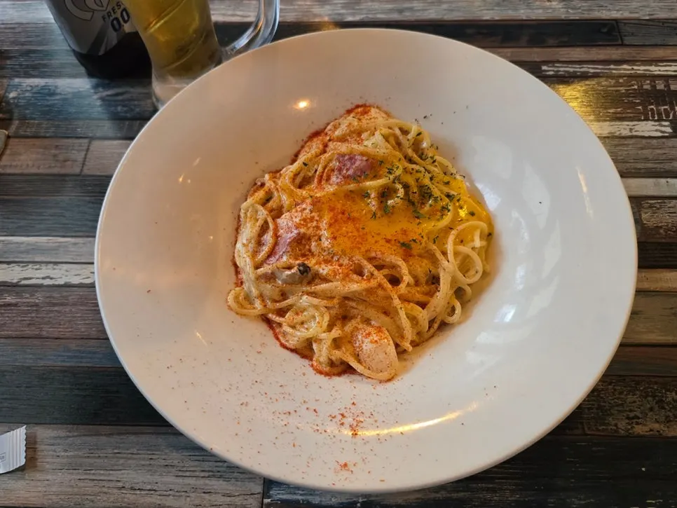 A plate of spicy bacon tomato pasta