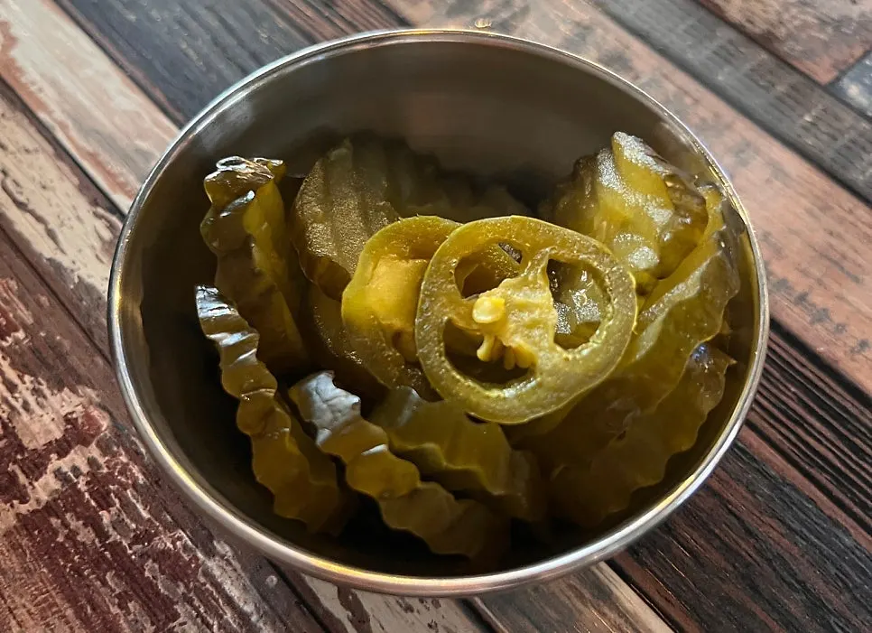 기본 반찬으로 나온 피클과 할라피뇨 절임