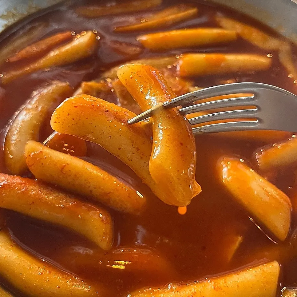 푹 익힌 밀가루 떡이 들어간 국물 떡볶이