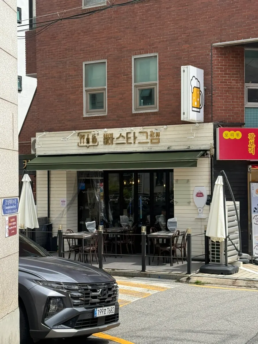 Exterior of Pasta Gram Yangjae Main Branch in front of Yangjae Citizen's Forest Station
