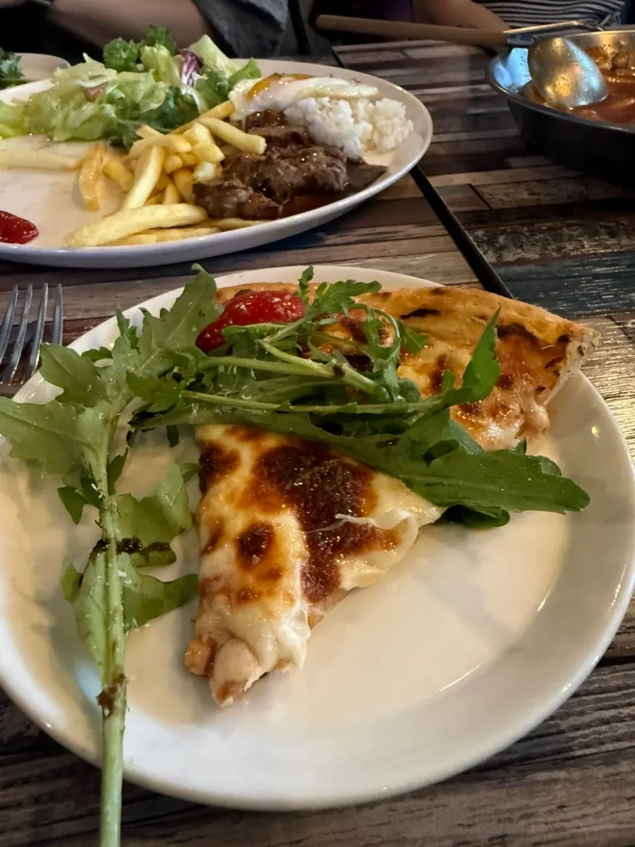 Cross-section of the pizza showing cheese and rucola