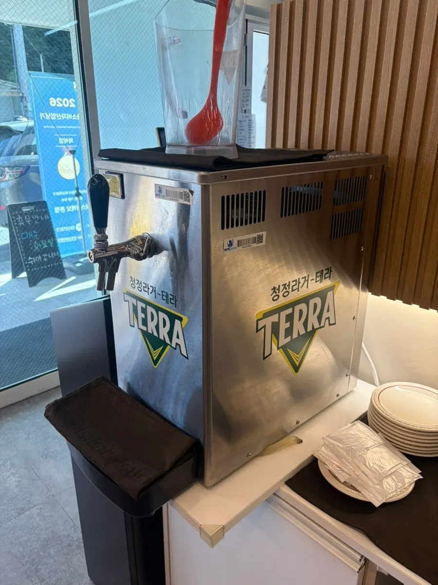 그릇과 티슈가 비치된 셀프바 코너