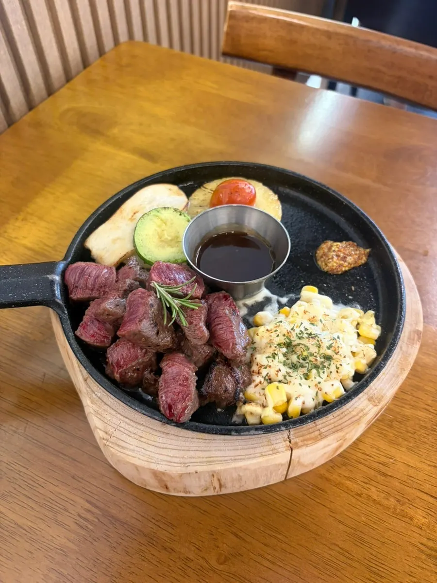 한 상에 차려진 파스타레오 주문 음식들