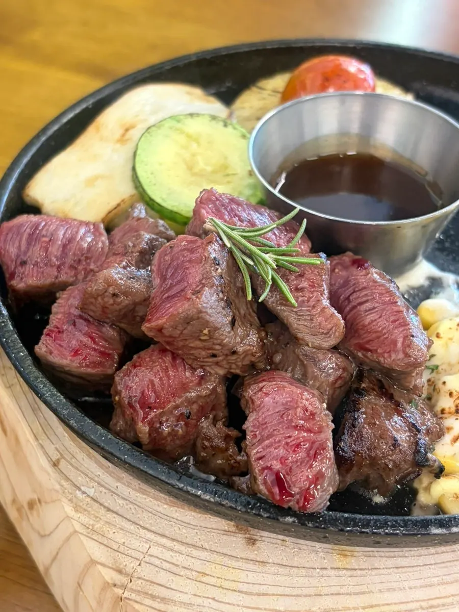 푸짐하게 담긴 파스타와 리조또 상차림