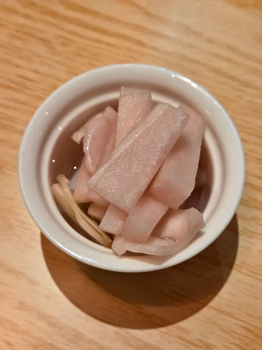 기본으로 나온 피클 접시