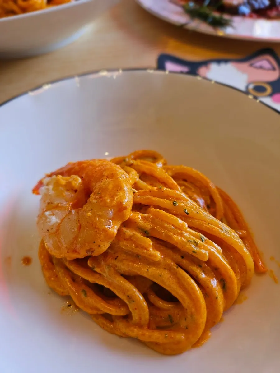 치즈가 뿌려진 쉬림프 로제 파스타
