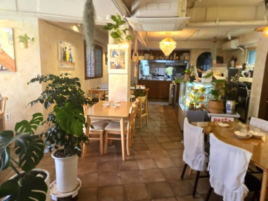 Cozy interior lighting at Pastiar