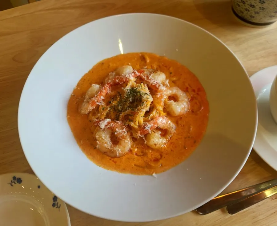 Shrimp Toowoomba pasta topped with snow cheese and shrimp