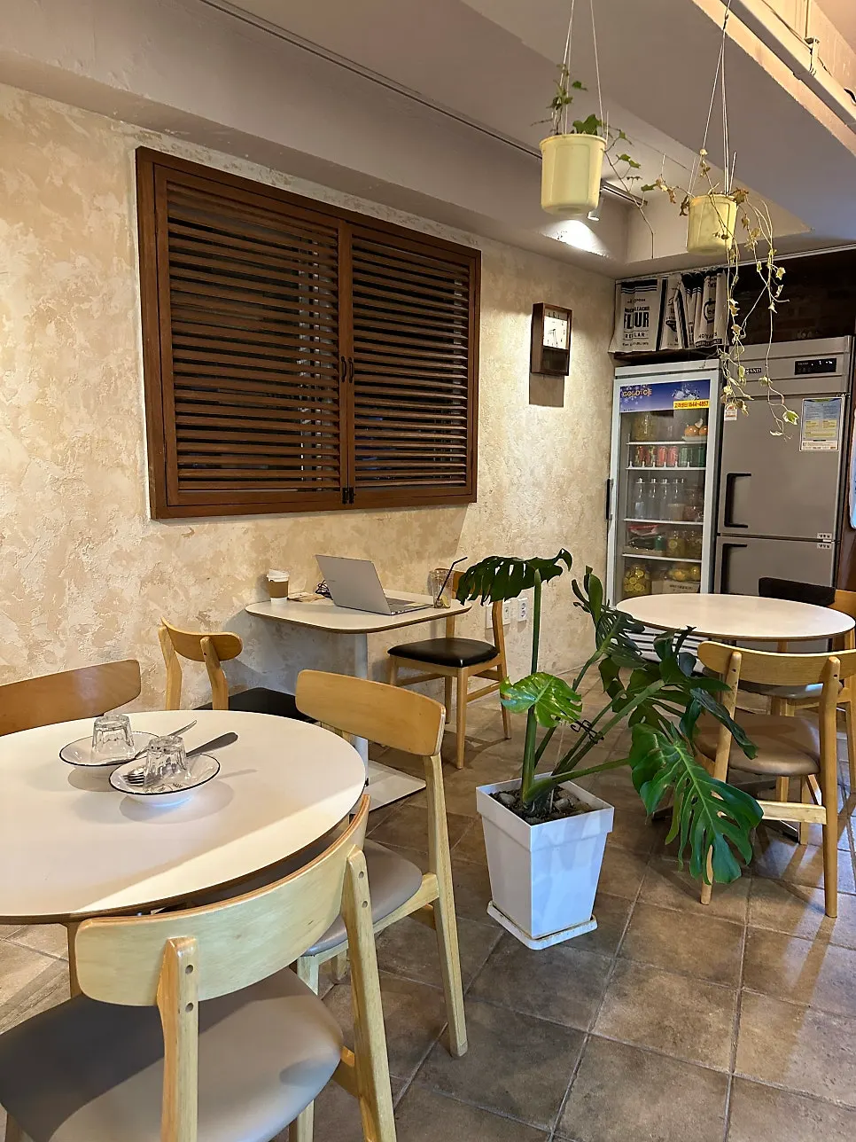 Pastiar's window seat and table setting