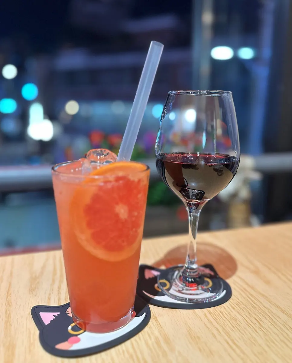 Grapefruit ade and red wine on the window-seat table