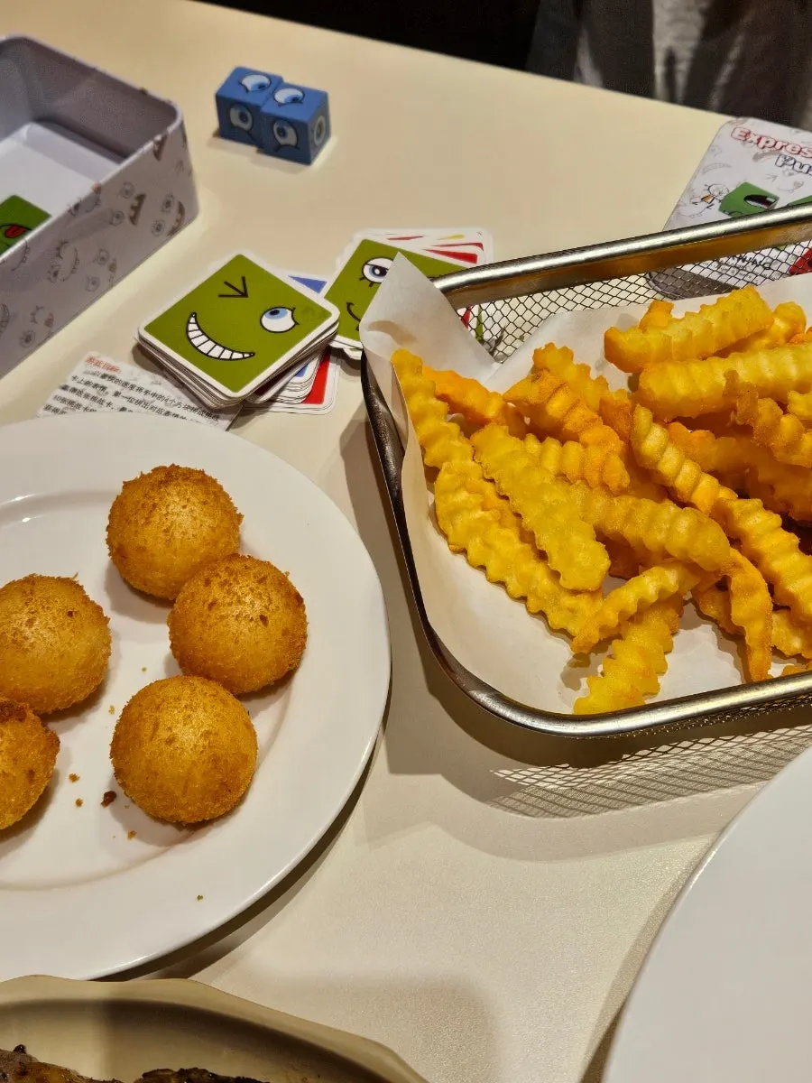 크림치즈볼과 감자튀김