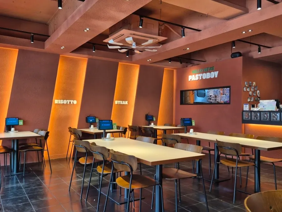 Clean, tidy seating area inside Pastoboy