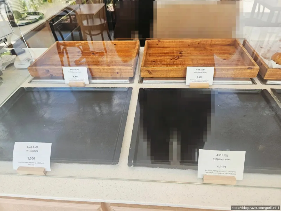 Bakery showcase with sold-out sign