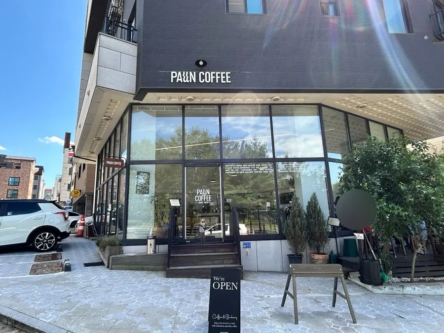 Exterior of Pound Coffee Unjeong Main Branch with parking space in front