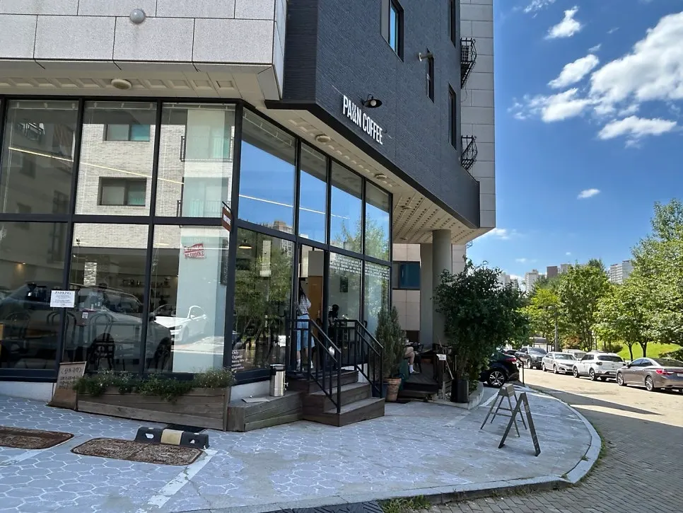 Exterior of Pound Coffee Unjeong Main Branch with outdoor seating
