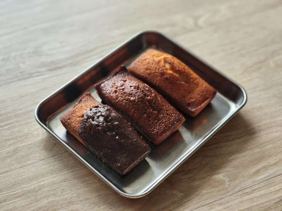 Display of canelés, financiers and other baked goods