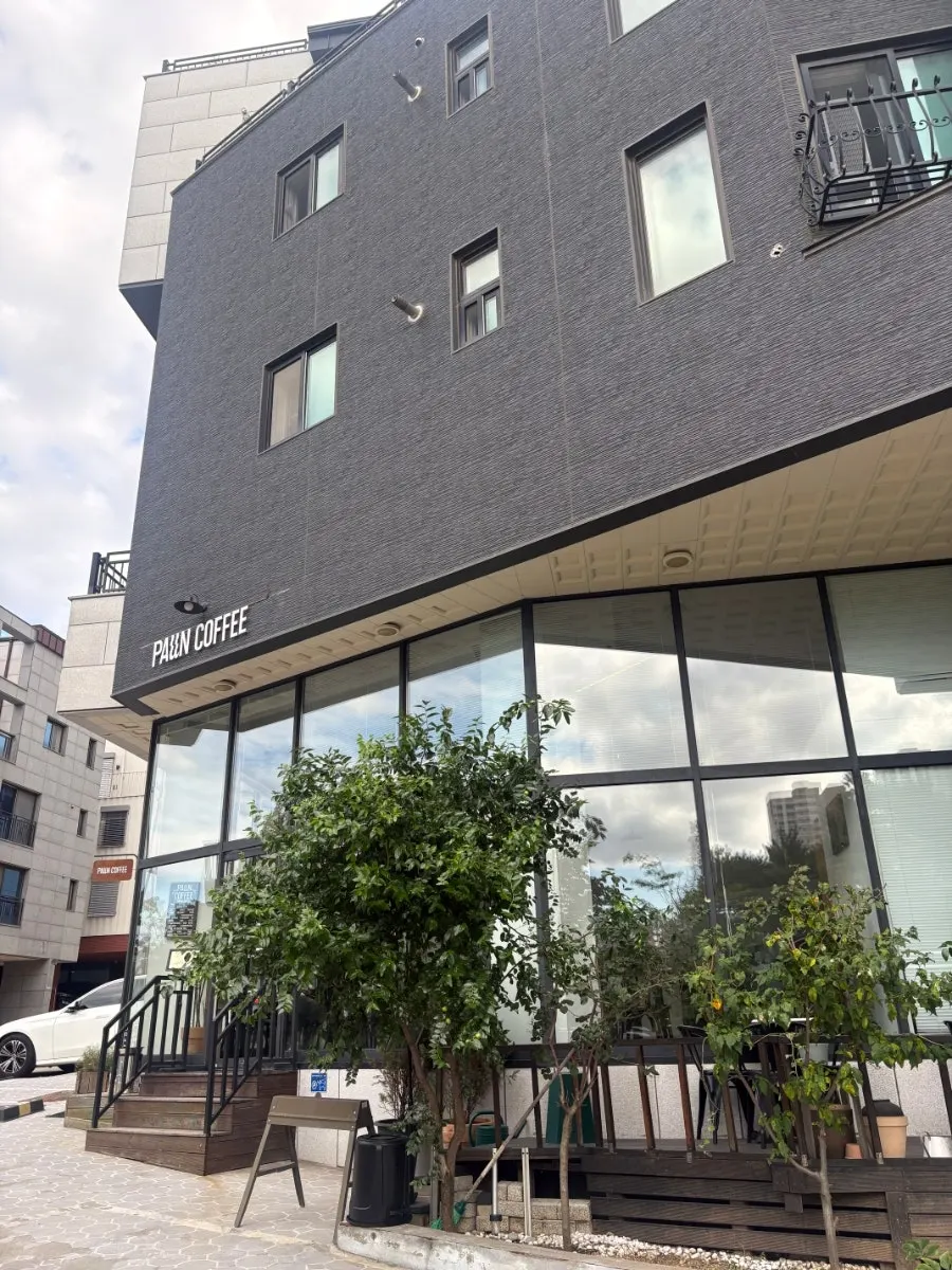 통유리와 블랙 화이트 톤의 카페 외관