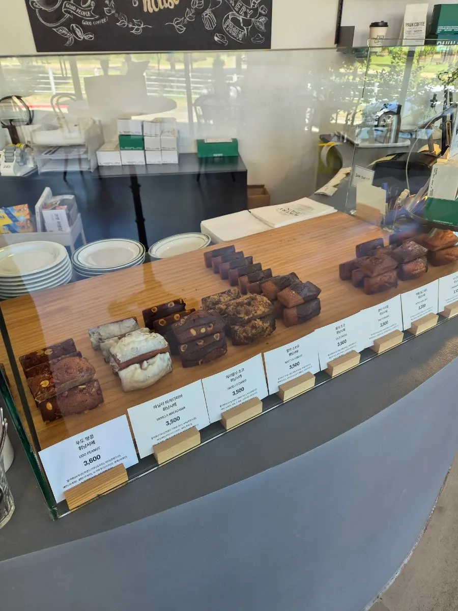 맛별로 진열된 파운커피 휘낭시에