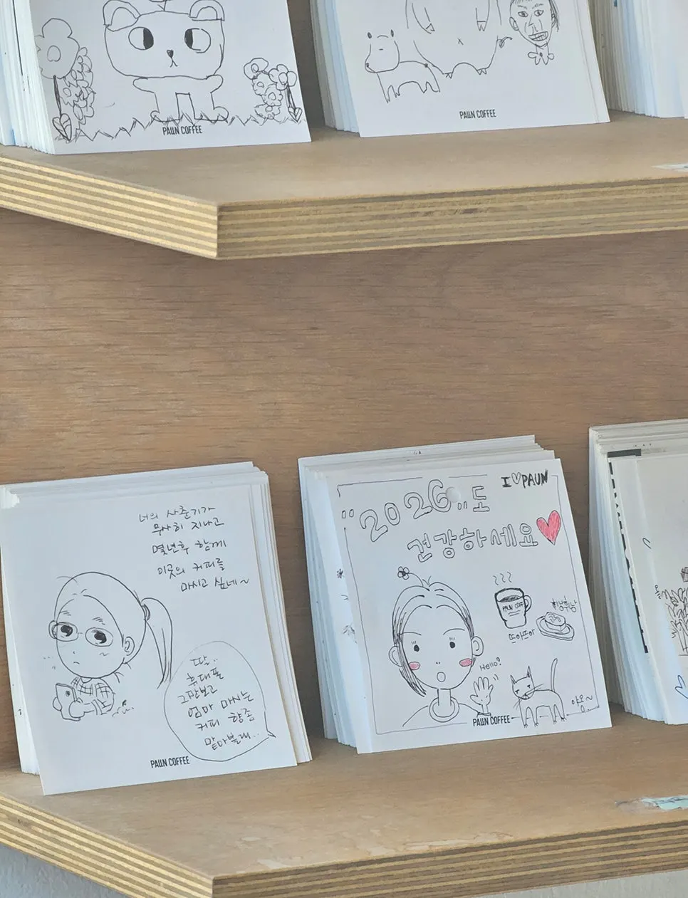 파운커피에 놓인 손그림 엽서