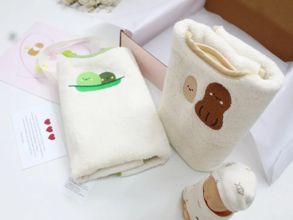 Baby bib used for both weaning and face washing