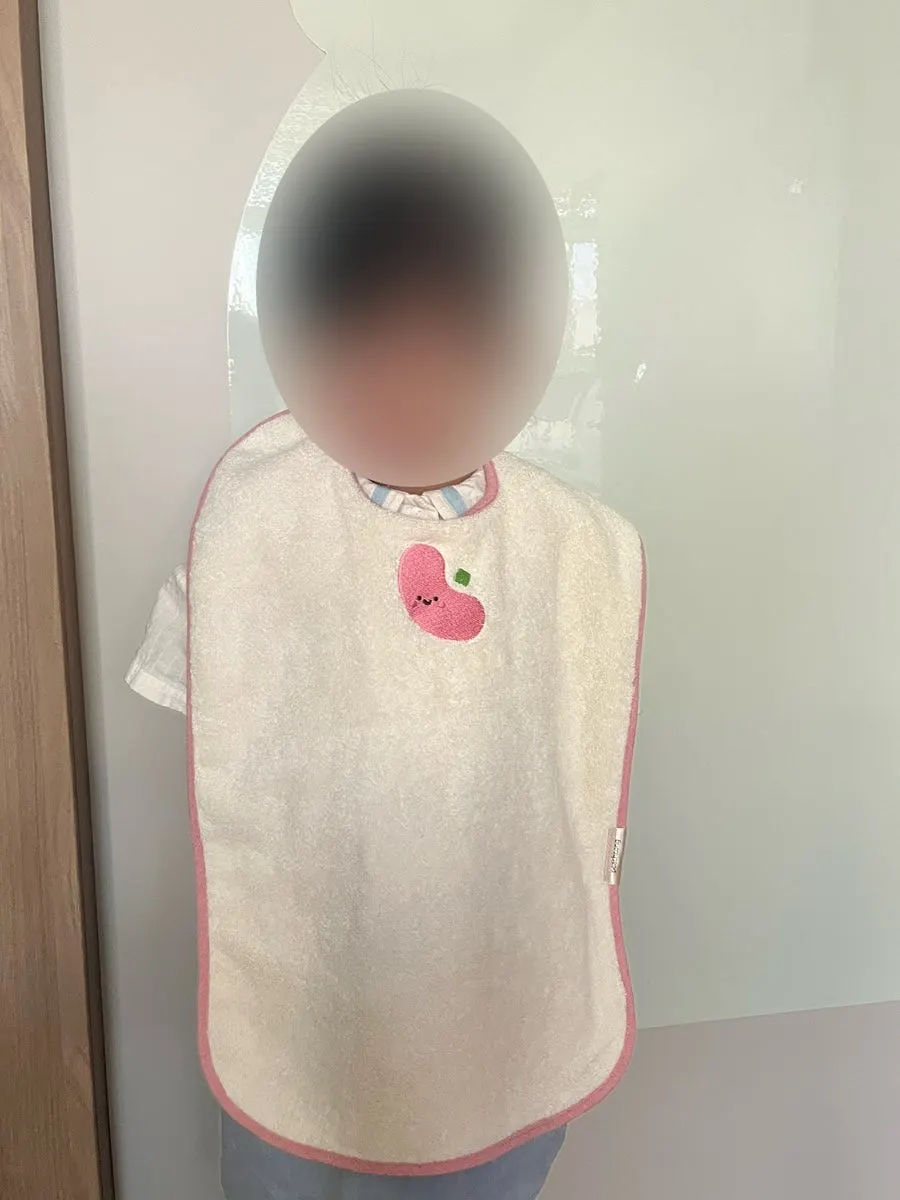 완두콩 워시빕에 물을 떨어뜨려 흡수 확인