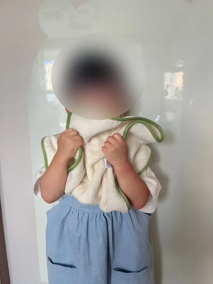 완두콩 워시빕을 두른 아기 착용샷