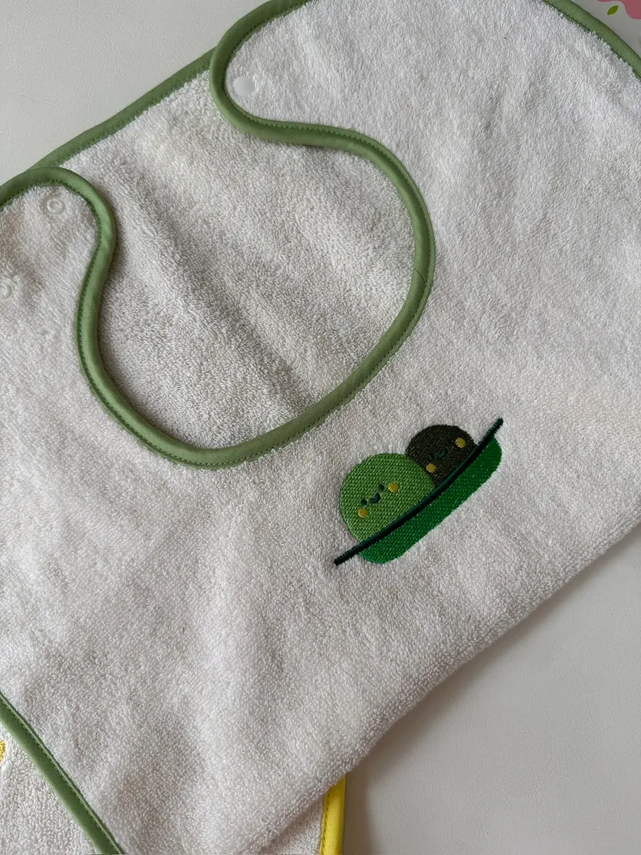 The big-size wash-bib unfolded