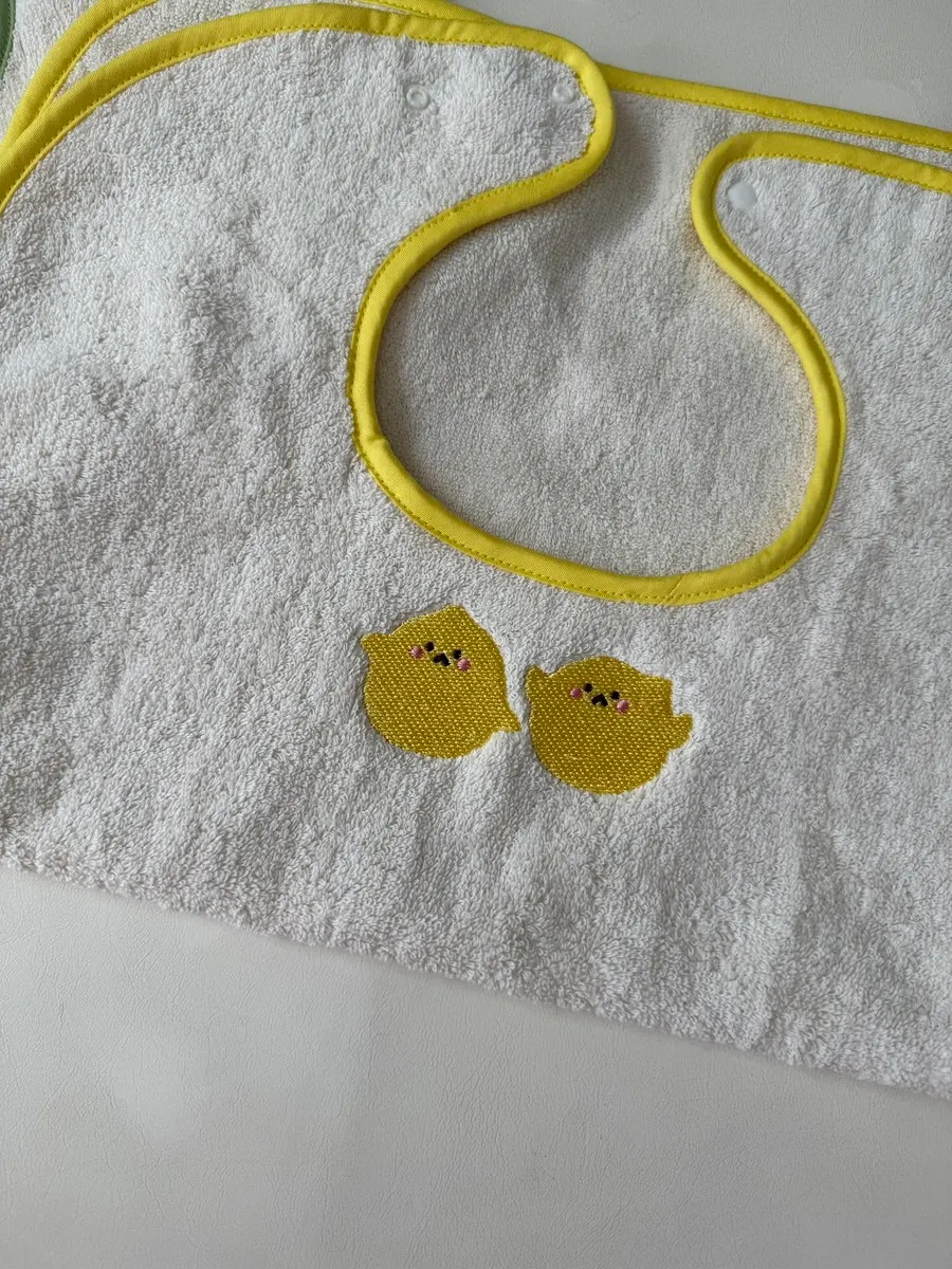 The generously sized multi-purpose wash-bib