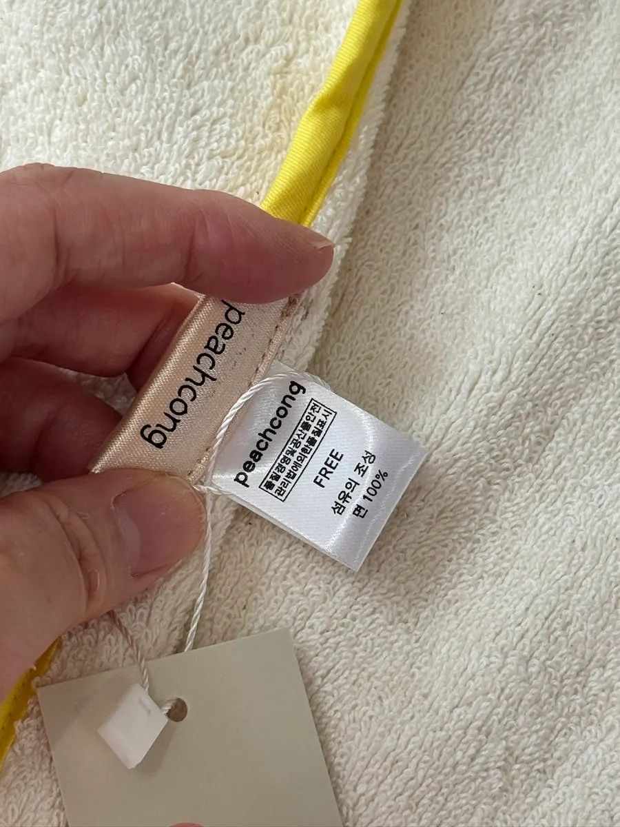Feeling the thick texture of the wash-bib by hand