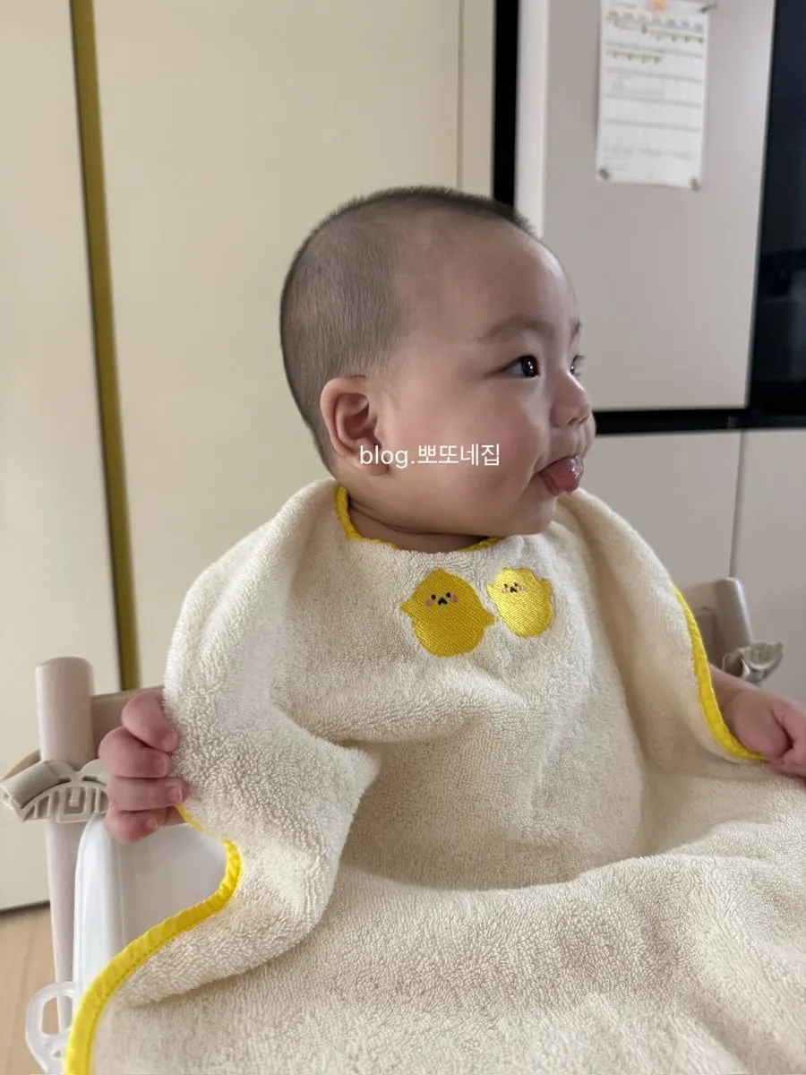 The wash-bib used as a weaning bib with wide coverage