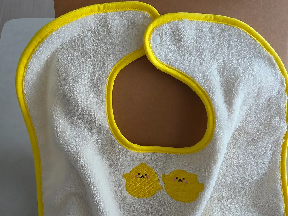 턱받이 똑딱이 단추 부분