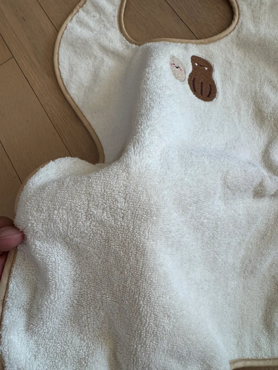 연한 핑크색 선물상자에 담긴 워시빕 세트