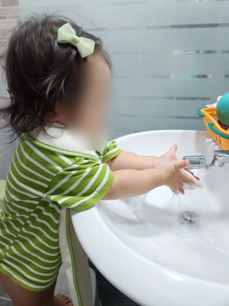 Using a wash bib during handwashing