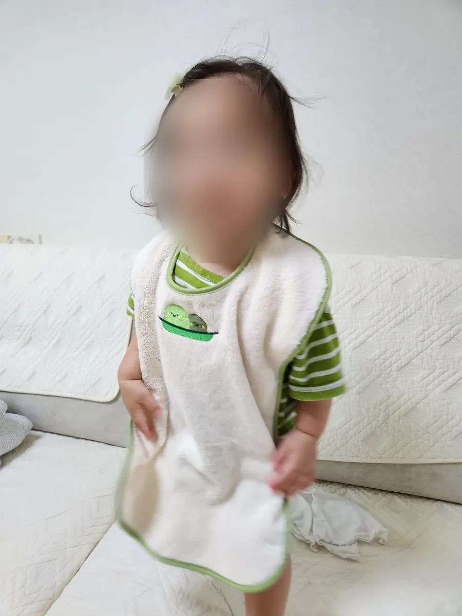 Generously sized wash bib