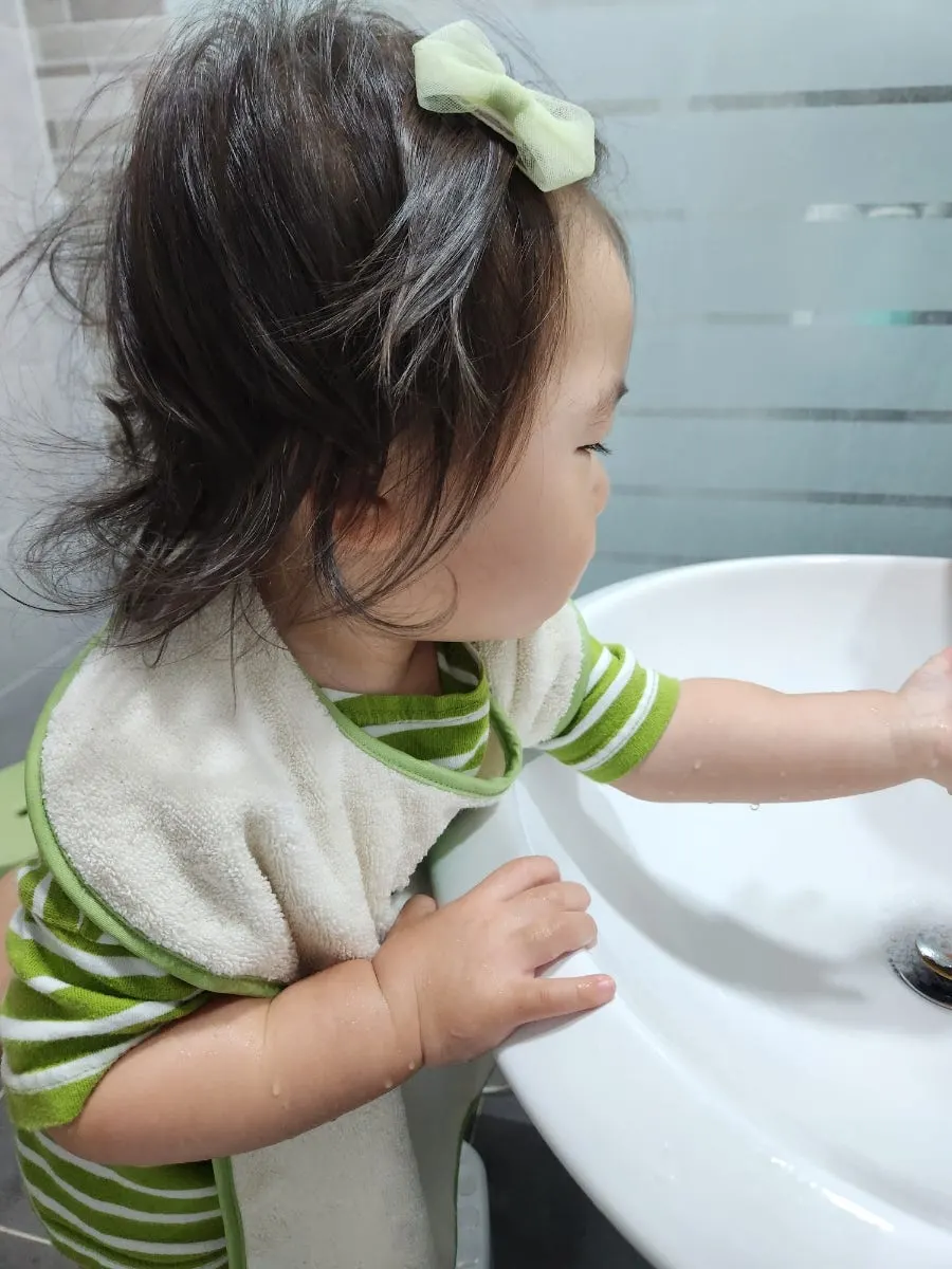 Wash bib used in everyday life