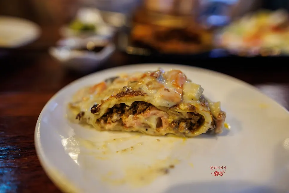 クリームソースを添えて食べるロラザニア