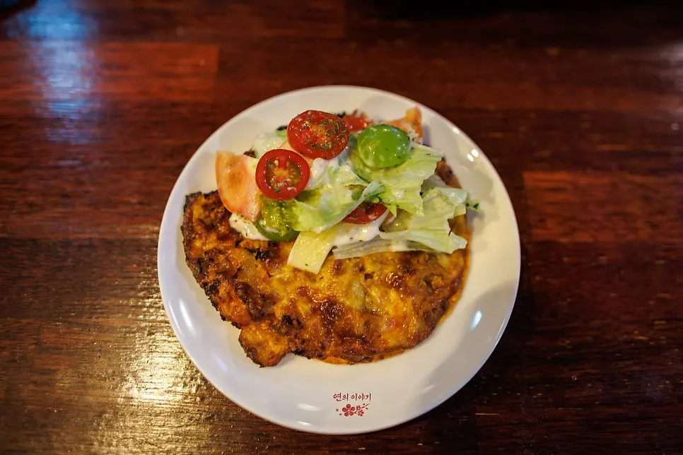 フルーツサラダとソースを足して食べるタコ