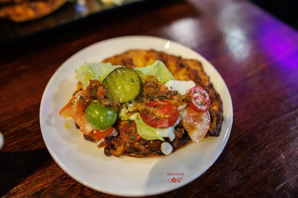 フルーツサラダをのせて食べるカリッとしたタコ
